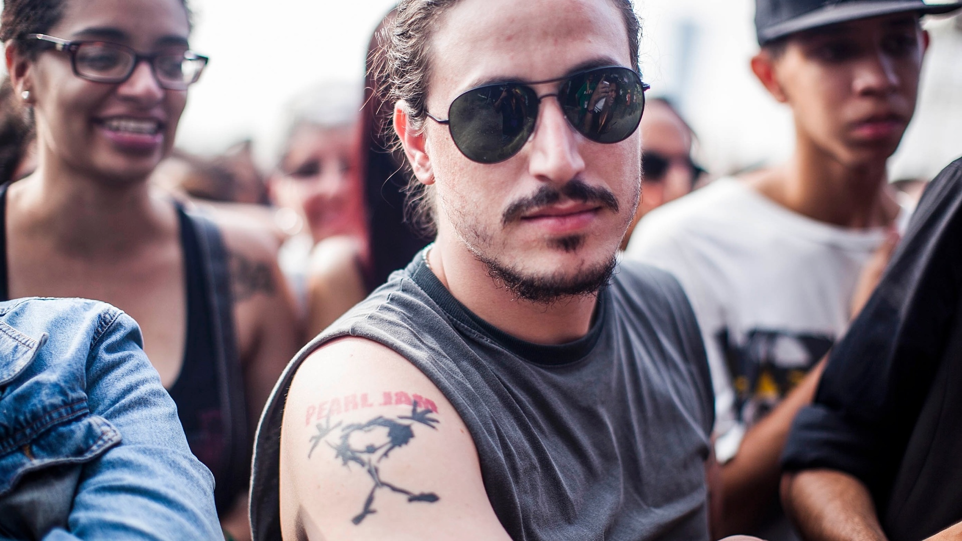 31.mar.2013 - Paulo Roberto, de Birigui, interior de São Paulo exibe sua tatuagem em homenagem ao Pearl Jam na grade do palco Cidade Jardim. A banda se apresenta às 20h45 e é a banda mais aguardada do terceiro dia do Lollapalooza - Leonardo Soares/UOL