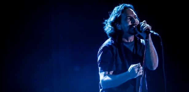 31.mar.2013 - Eddie Vedder, vocalista do Pearl Jam, durante show no festival Lollapalooza, em São Paulo - Leandro Moraes/UOL