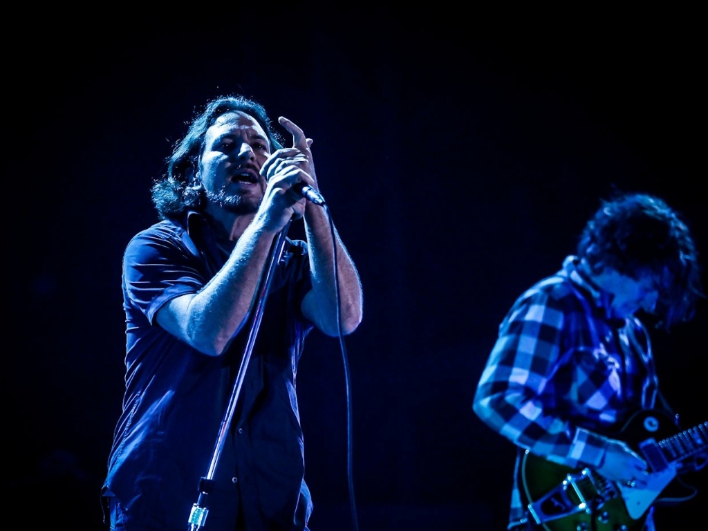 31.mar.2013 - Pearl Jam se apresenta no palco Jardim, fechando o último dia de shows do Lollapalooza 2013. A banda liderada por Eddie Vedder, que foi uma das atrações mais aguardadas do festival, não permitiu a transmissão do show pela televisão - Leandro Moraes/UOL