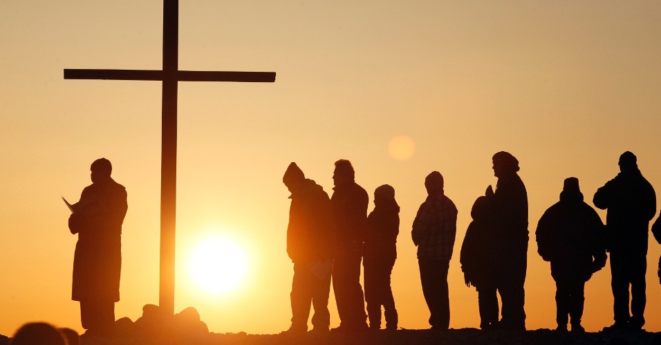 31.mar.2013 - Pessoas rezam durante cerimônia religiosa de Páscoa realizada ao nascer do Sol, no Estado de Massachusetts, no Estados Unidos