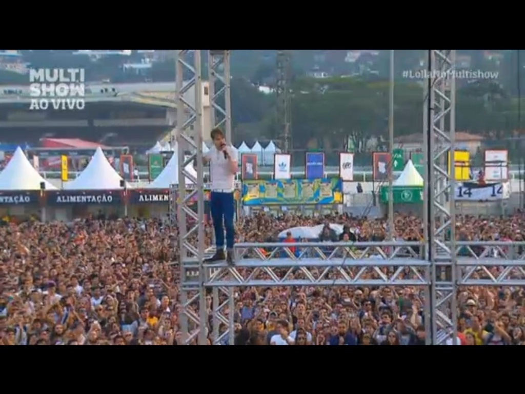 31.mar.2013 - Ricky Wilson, vocalista do Kaiser Chiefs, sobe em torre de iluminação ao cantar a "The Angry Mob" ("A Multidão Raivosa", em tradução livre). Ele disse ao público do Palco Butantã do Lollapalooza que estava homenageando o Pearl Jam, cujo vocalista, Eddie Vedder, costumava fazer o mesmo nos primórdios da banda - Reprodução