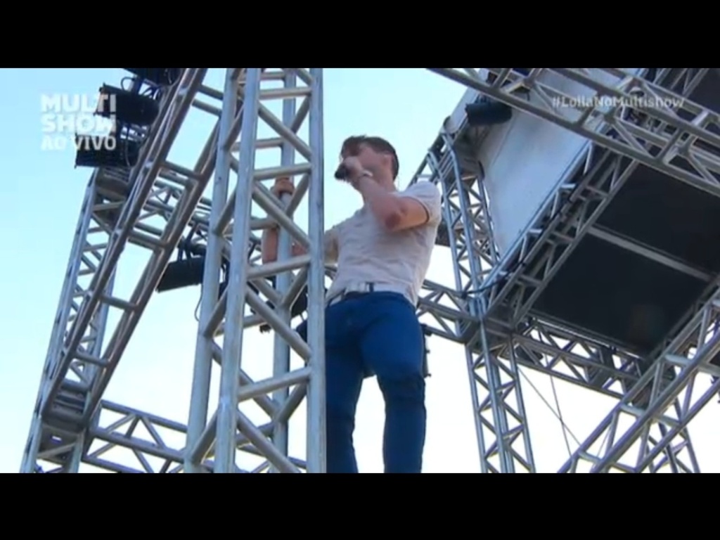 31.mar.2013 - Ricky Wilson, vocalista do Kaiser Chiefs, sobe em torre de iluminação ao cantar a "The Angry Mob" ("A Multidão Raivosa", em tradução livre). Ele disse ao público do Palco Butantã do Lollapalooza que estava homenageando o Pearl Jam, cujo vocalista, Eddie Vedder, costumava fazer o mesmo nos primórdios da banda - Reprodução