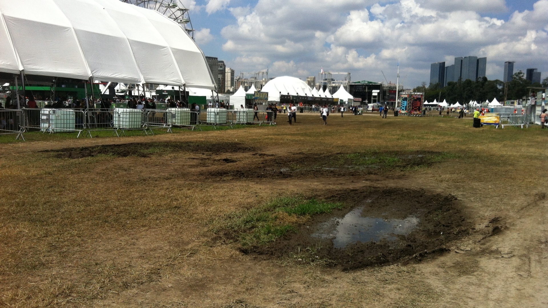 31.mar.2013: Poças e "ilhas de lama" próximo ao palco Alternativo Alternativo e nas proximidades das grandes tendas de descanso disponibilizadas pelo festival - Mário Barra/UOL