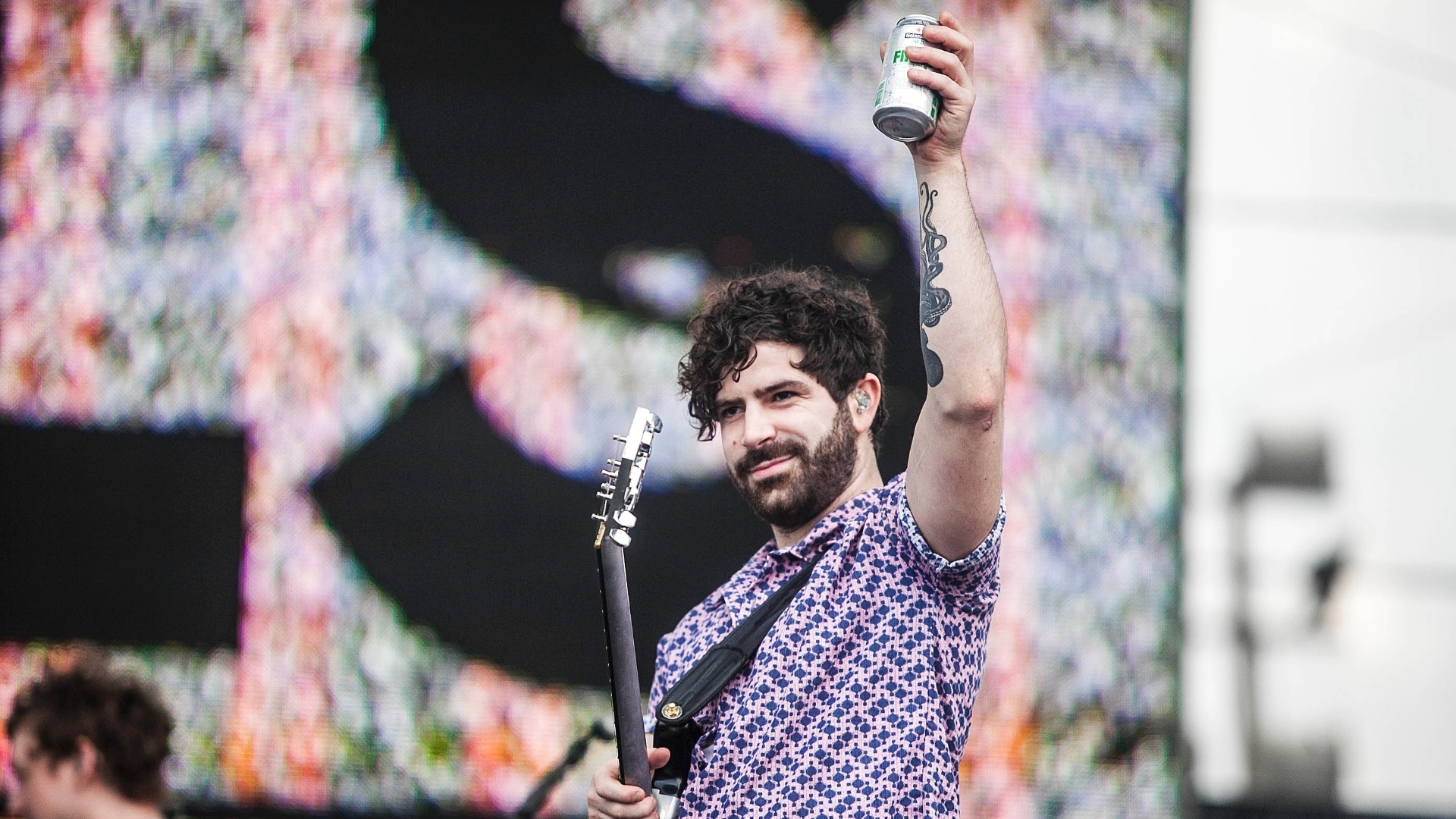 31.mar.2013: Yannis Philippakis, vocal do Foals, banda de Oxford, na Inglaterra, toca no palco Butantã - Leonardo Soares/UOL