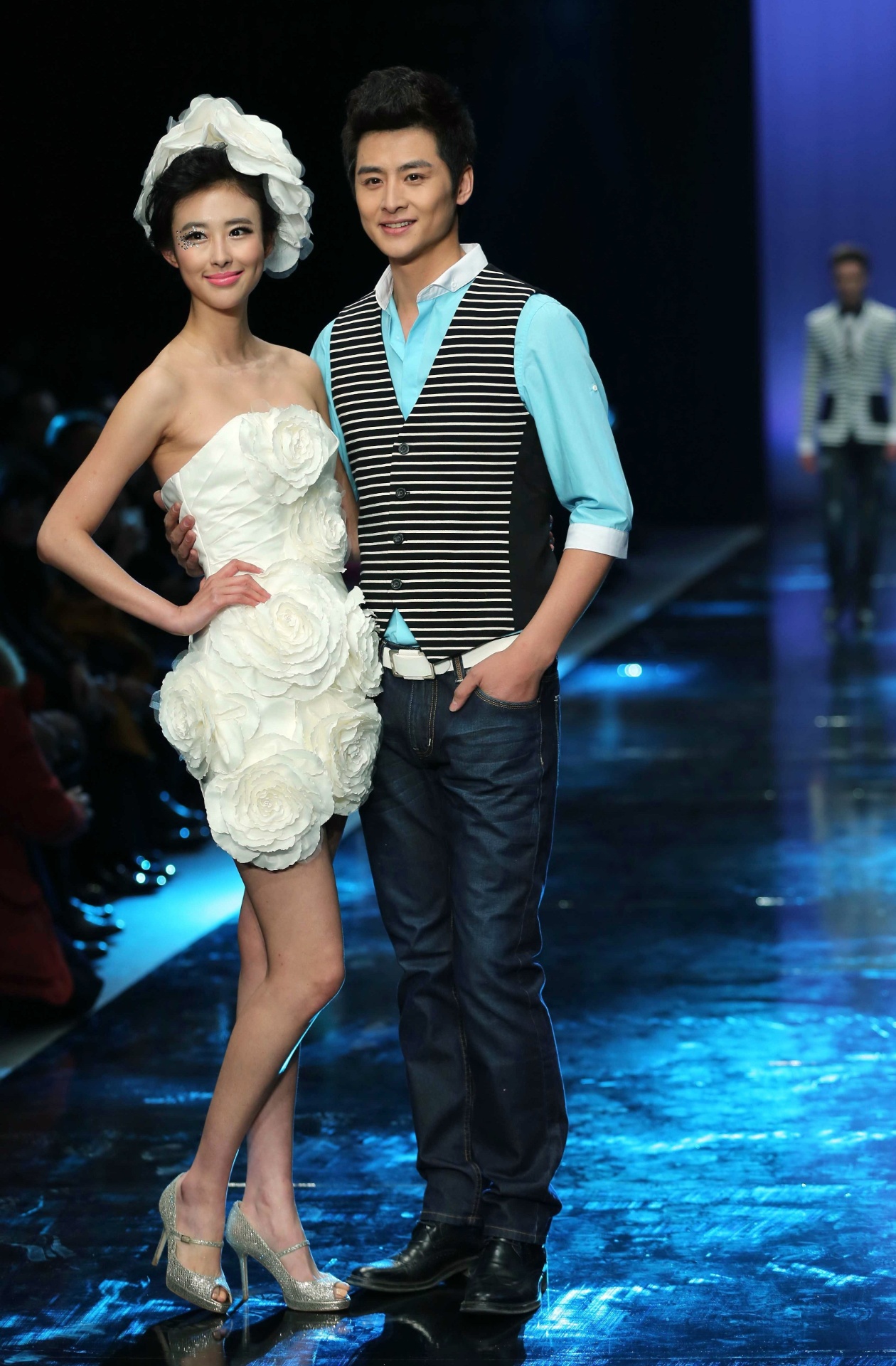 Bastante curto, vestido apresentado na Mercedes-Benz China Fashion Week, em Beijing, tem grandes flores contornando o corpo da noiva (29/03/2013) - AFP PHOTO