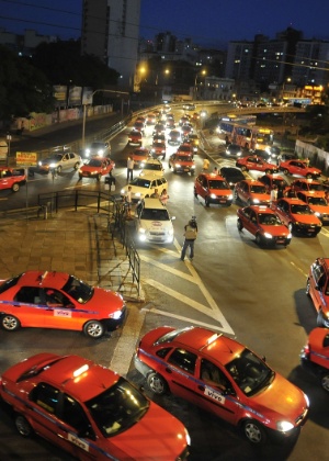 Taxistas bloqueiam vias próximas à rodoviária de Porto Alegre em protesto pela morte de colegas - Andréa Graiz/Agência RBS