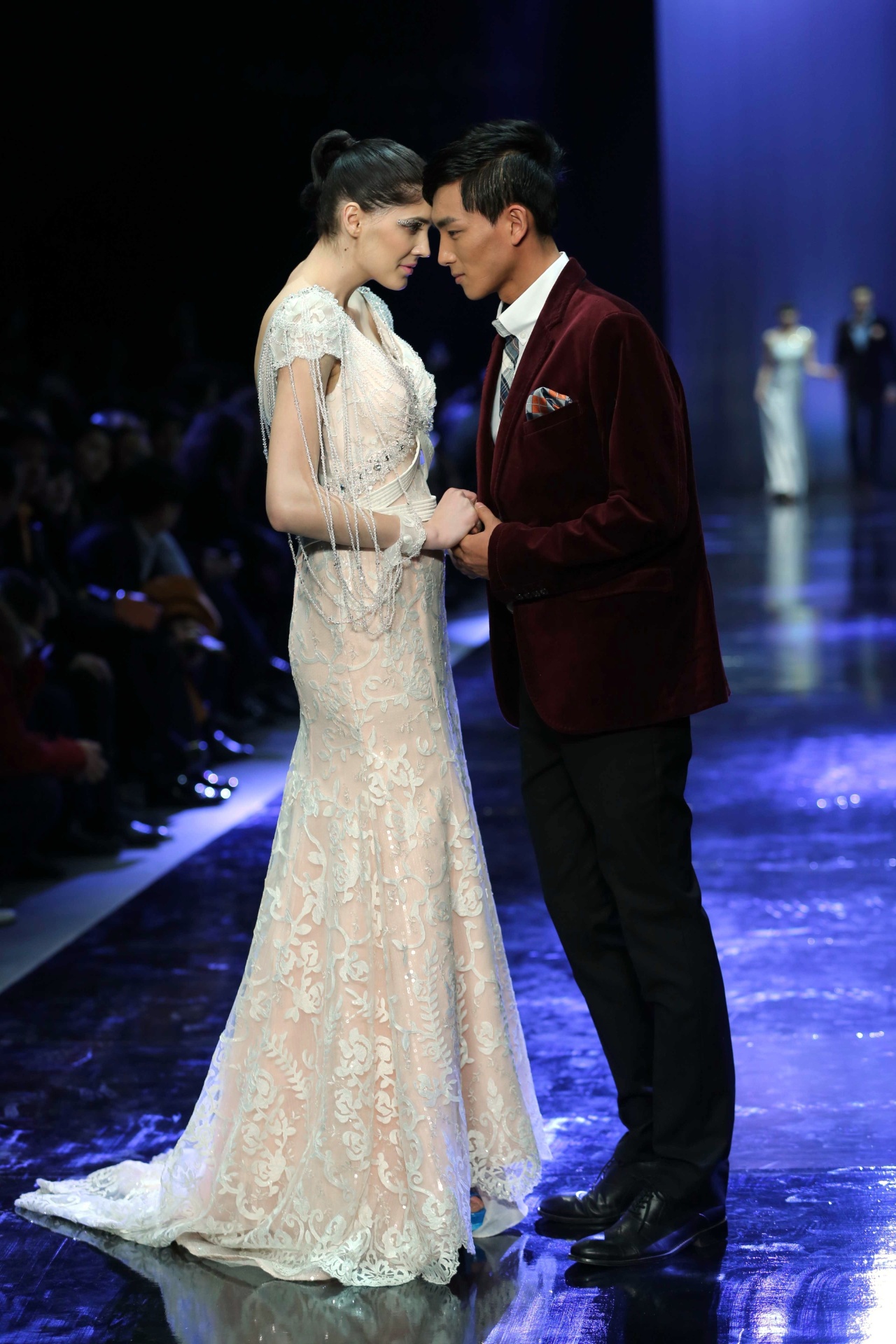 Designers asiáticos ganharam mais destaque na Mercedes-Benz China Fashion Week, em Beijing, como Mark Cheung, idealizador do vestido com detalhe de delicadas correntes ligando a manga ao pulso (30/03/2013) - AFP PHOTO