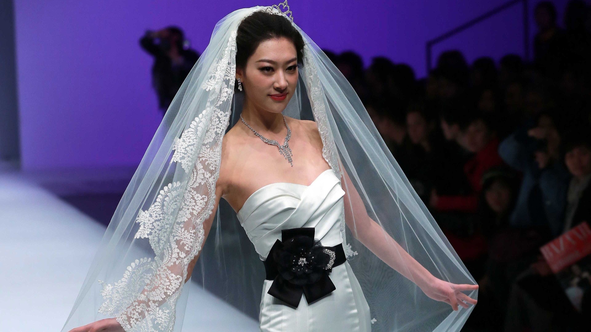 Detalhe de flor negra é o destaque do vestido criado por Famory Cai Zhonghan para a Mercedes-Benz China Fashion Week, em Beijing (30/03/2013) - AFP PHOTO