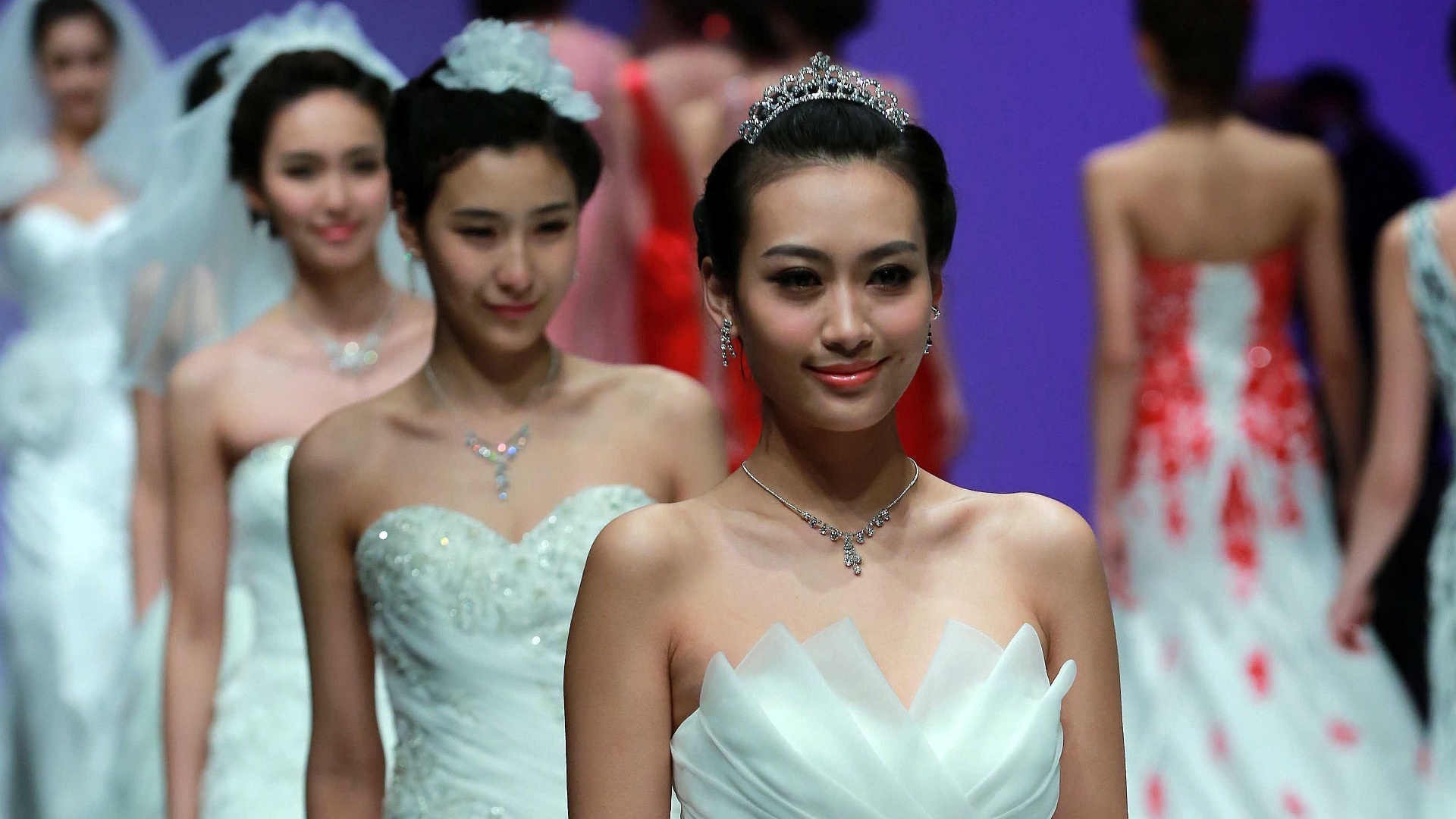 Faixa rosa marcando a cintura dá toque romântico a vestido desfilado na Mercedes-Benz China Fashion Week, em Beijing (30/03/2013) - AFP PHOTO