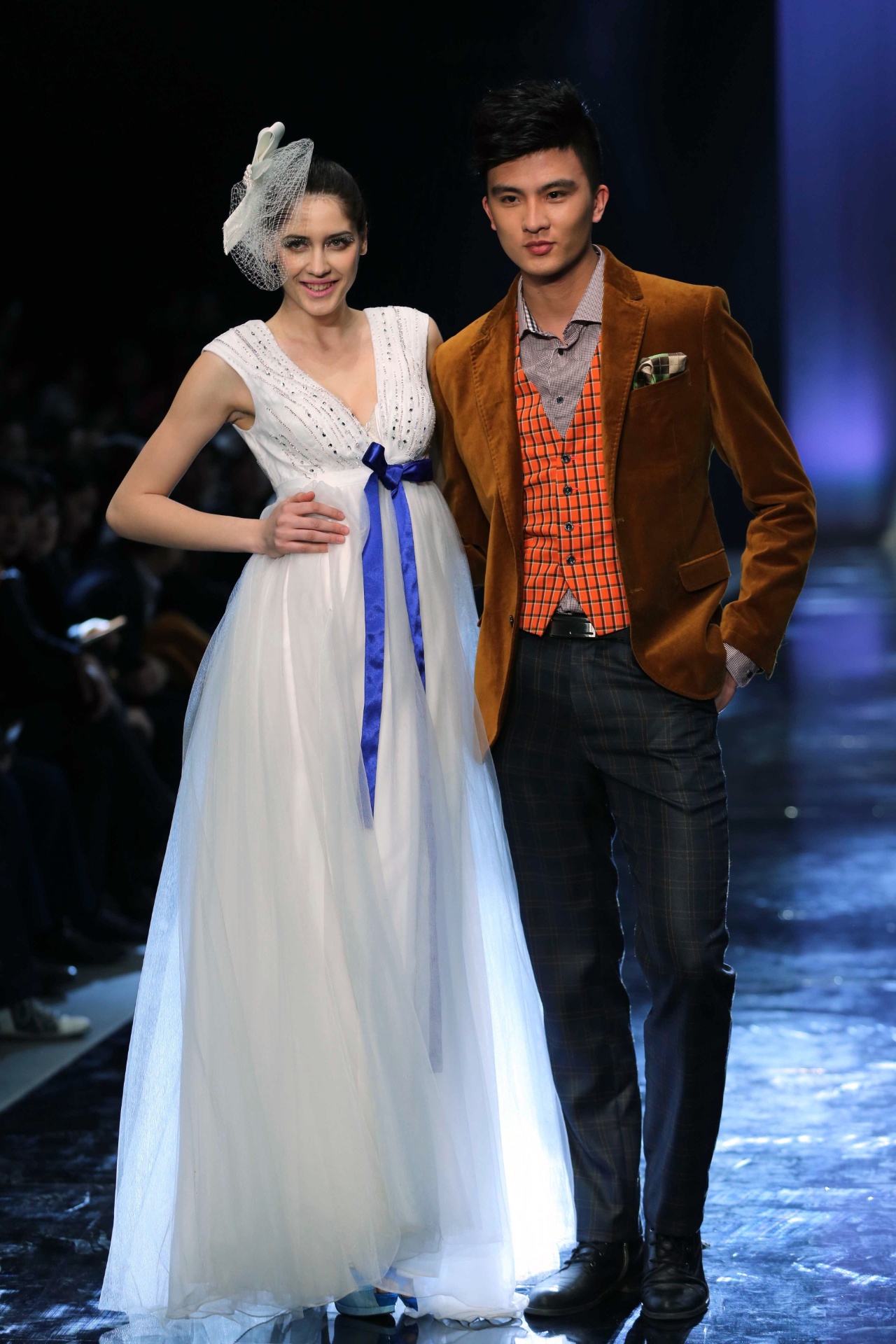 Soltinho abaixo da cintura, o modelo da marca Mark Alpha Oerma (MAO), de Mark Cheung, conta com uma fita simples azul para quebrar o visual tradicional; a semana de moda de Beijing terminou no penúltimo dia de março (foto de 28/03/2013) - AFP PHOTO