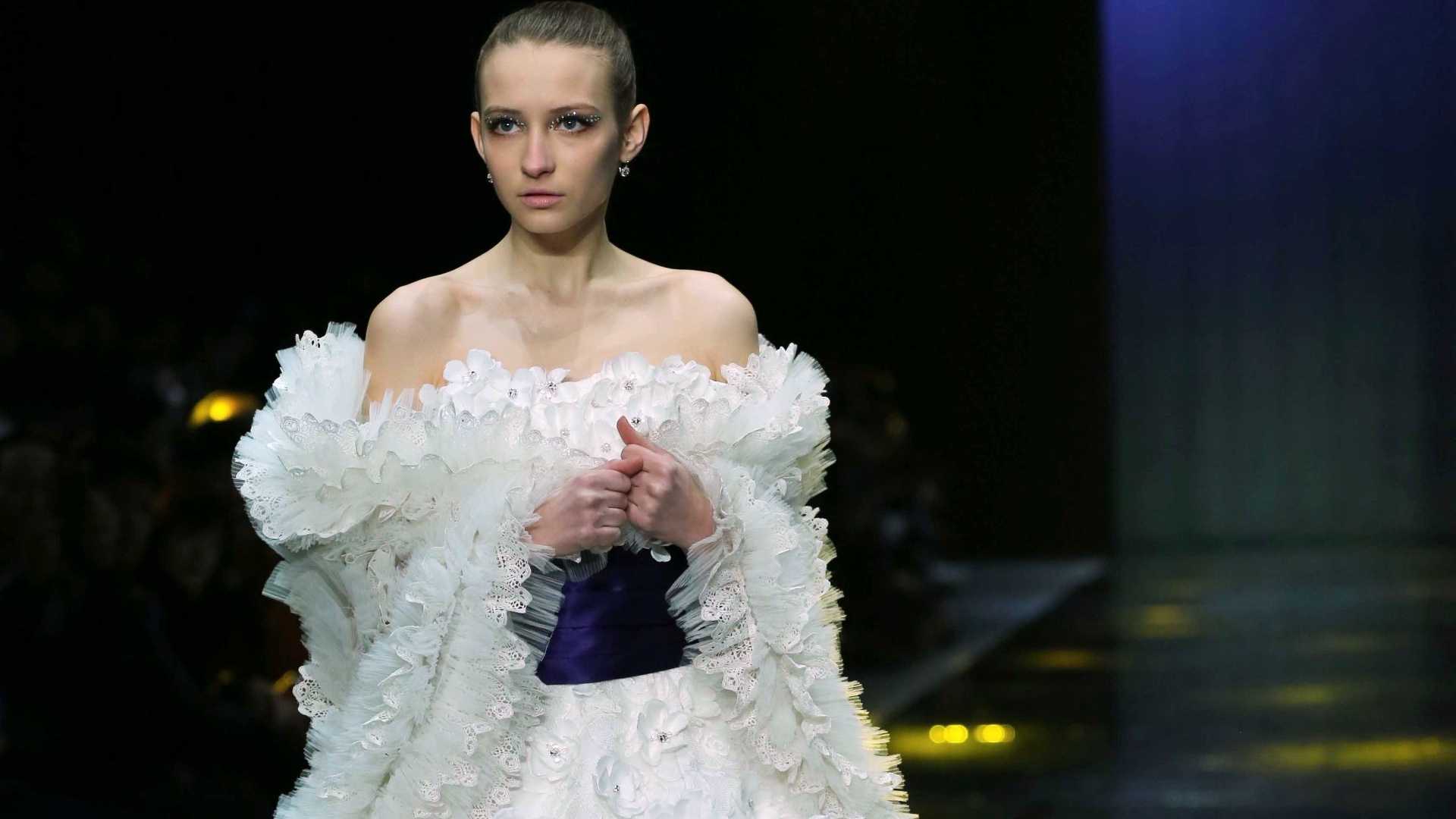 Vestido da marca Mark Alpha Oerma (MAO), de Mark Cheung, apresentado na Mercedes-Benz China Fashion Week, em Beijing, tem diversas flores aplicadas e até uma espécie de echarpe dando mais volume ao modelo; faixa negra marca a cintura da noiva (28/03/2013) - AFP PHOTO