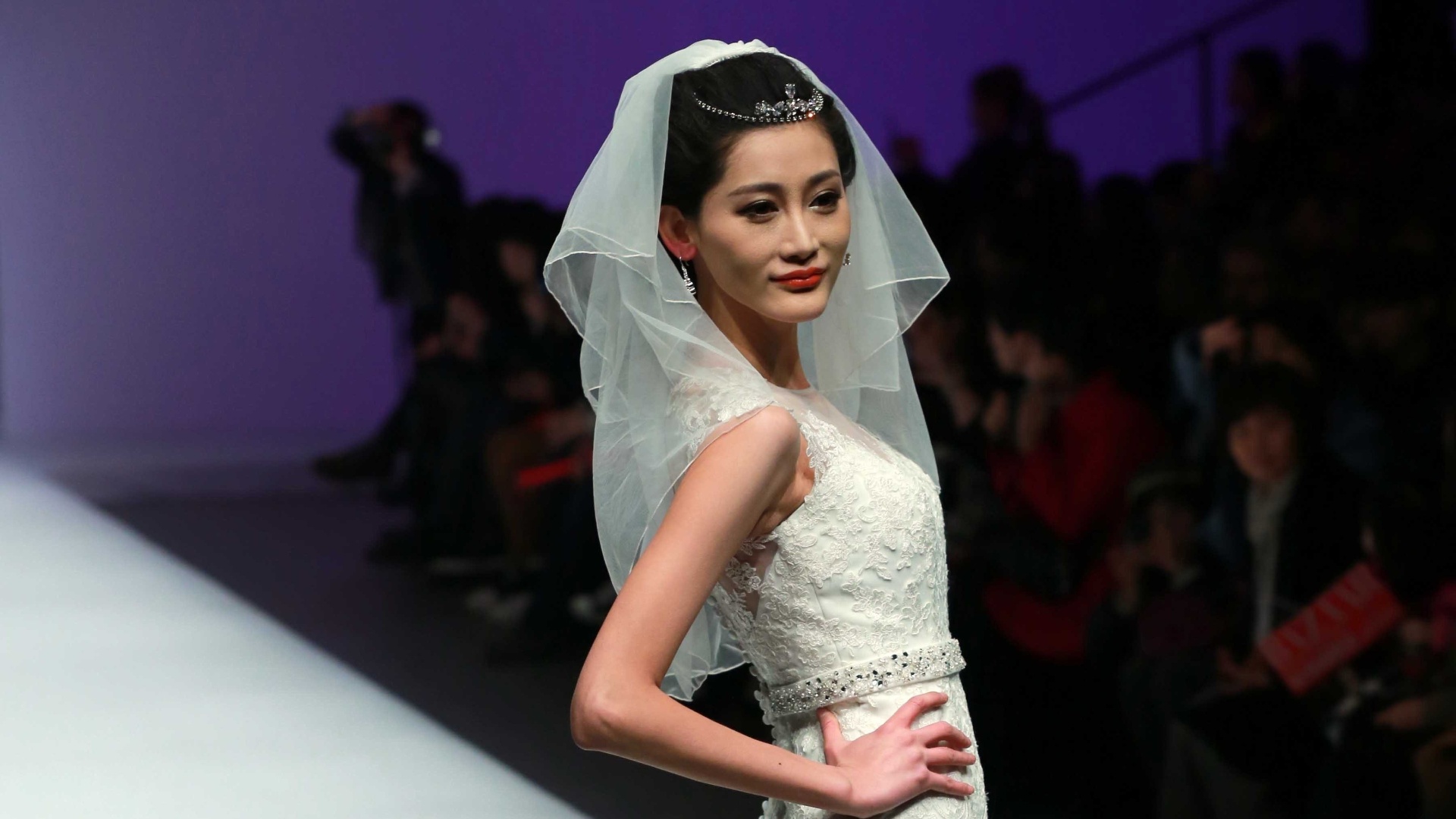 Vestido desenhado por Famory Cai Zhonghan tem detalhe trabalhado no pé e cinto para marcar a cintura; criação fez parte da Mercedes-Benz China Fashion Week, em Beijing (30/03/2013) - AFP PHOTO