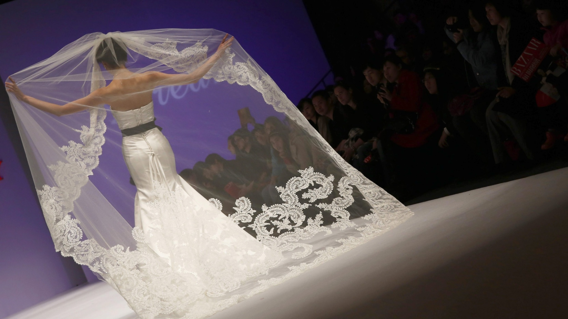 Véu trabalhado nas extremidades é mostrado durante a Mercedes-Benz China Fashion Week, em Beijing (30/03/2013) - EFE/EPA/HOW HWEE YOUNG