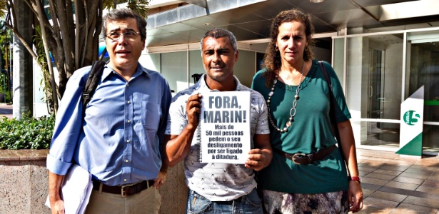 Romário exibe petição pública solicitando a saída de Marin da CBF  - Júlio César Guimarães/UOL Esporte