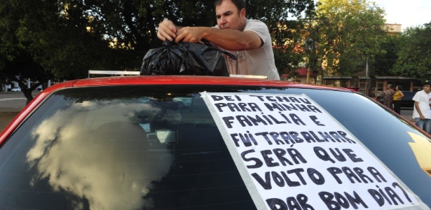 Cartaz colado por motorista em seu táxi expressa temor após a morte de motoristas de táxis em Porto Alegre - Andréa Graiz/Agência RBS