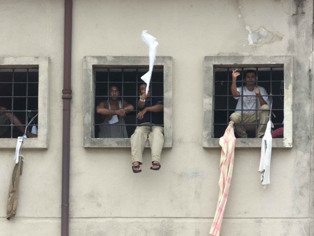 1º.abr.2013 - Movimento na casa de detenção do Carandiru. Presos do pavilhão 9 passam número de telefone para 2 mulheres do lado de fora do presídio - Evelson de Freitas / Folha Imagem