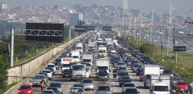 Novas pontes sobre o rio Pinheiros podem aliviar o trânsito na marginal - Marcos Bezerra/Futura Press - 1°.abr.2013