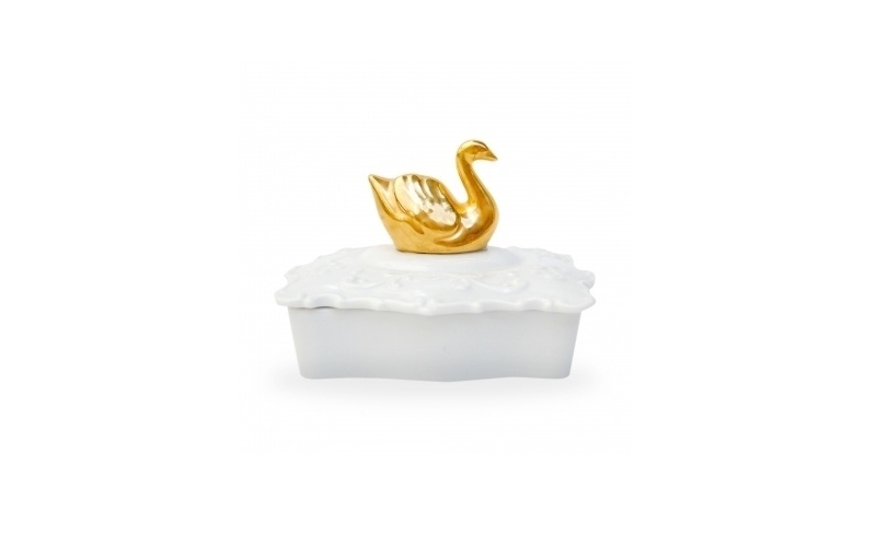 Caixa de porcelana branca com puxador em formato de cisne dourado na tampa; disponível na Casa de Valentina (www.casadevalentina.com.br), a partir de R$ 130. Disponibilidade e preço pesquisados em março de 2013 e sujeito a alterações - Divulgação/Casa de Valentina
