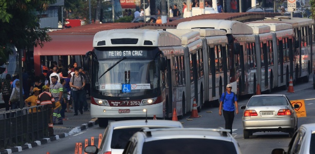 Corredor de ônibus da estrada M"Boi mirim. a velocidade média dos ônibus nos corredores exclusivo é de 14km/h - Silva Junior/Folhapress 