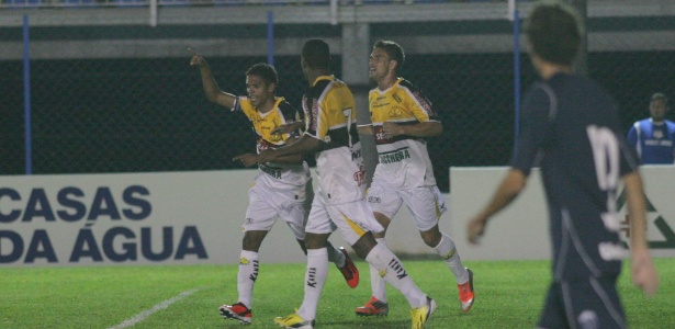 Jogadores do Criciúma comemoram gol na vitória sobre o Guarani