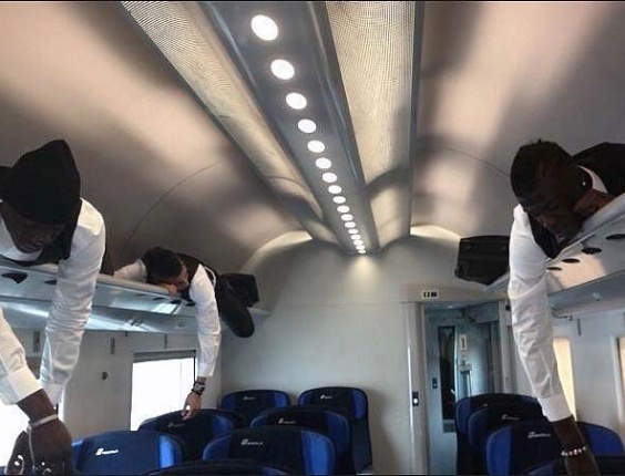 Milanistas Balotelli, El Shaarawy e Niang dormem em bagageiro de trem