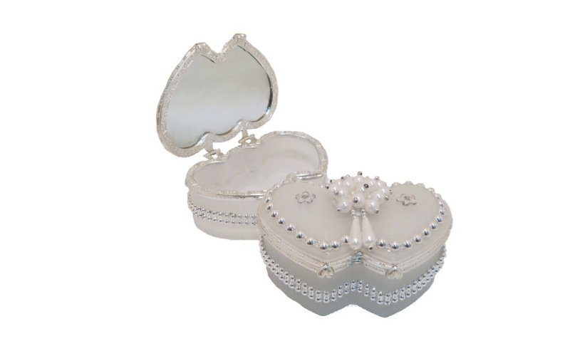 Porta-jóias de vidro com detalhe de pérolas de plástico e espelho interno em formato de coração duplo; da Jacki Design (www.jackidesign.com.br), por R$ 11,96. Disponibilidade e preço pesquisados em março de 2013 e sujeito a alterações - Divulgação/Jacki Design