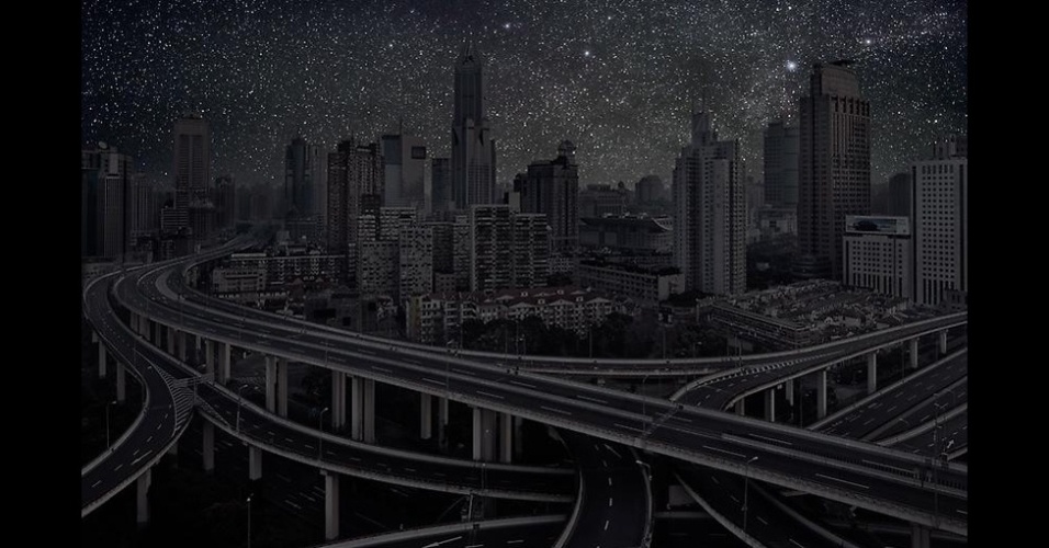 02.abr.2013 - Artista Thierry Cohen coloca estrelas no céu de Xangai - Thierry Cohen