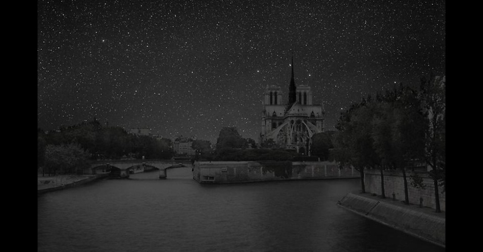 02.abr.2013 - Artista Thierry Cohen coloca estrelas no céu de Paris - Thierry Cohen