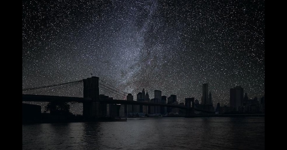 02.abr.2013 - Artista Thierry Cohen coloca estrelas no céu de Nova York - Thierry Cohen