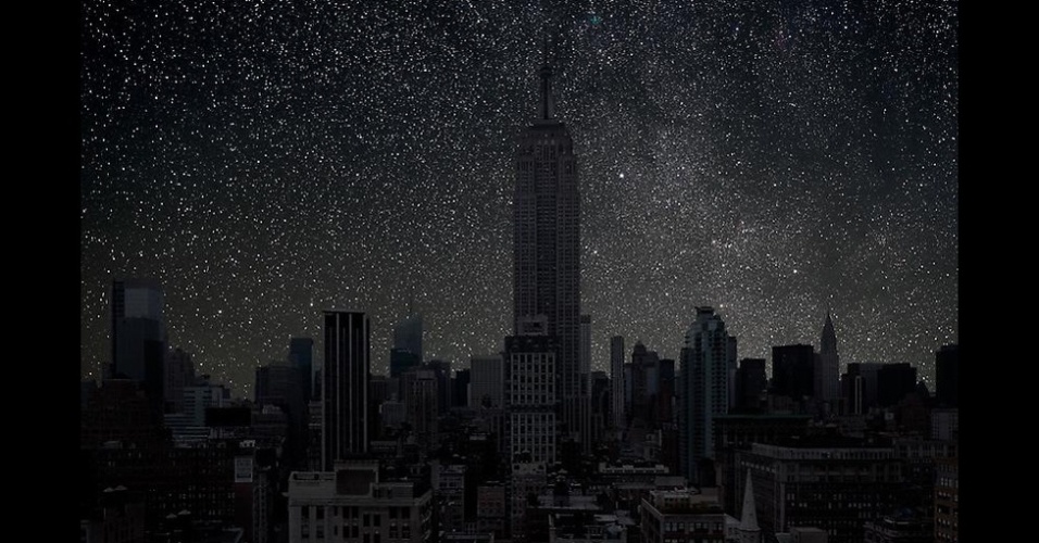 02.abr.2013 - Artista Thierry Cohen coloca estrelas no céu de Nova York - Thierry Cohen