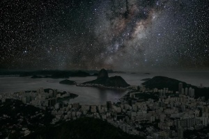02.abr.2013 - Artista Thierry Cohen coloca estrelas no céu do Rio de Janeiro - Thierry Cohen