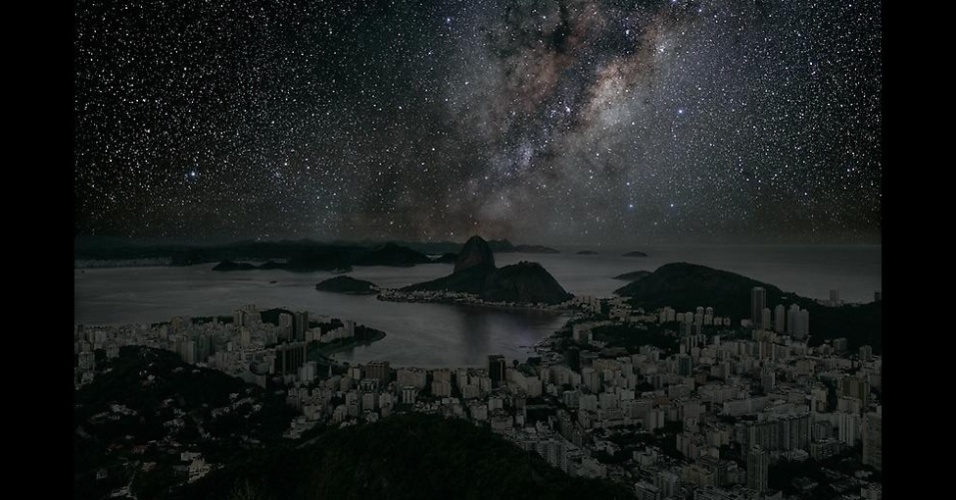 02.abr.2013 - Artista Thierry Cohen coloca estrelas no céu do Rio de Janeiro - Thierry Cohen