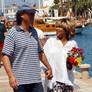 29.maio.2002 - Tina Turner e o namorado, Erwin Bach, passeiam na marina de Datca, na costa da Turquia