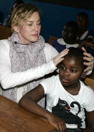 A cantora Madonna visitou escolas no Malauí, África, acompanhada dos filhos, David Banda e Mercy James, que foram adotados no país. - AMOS GUMULIRA / AFP