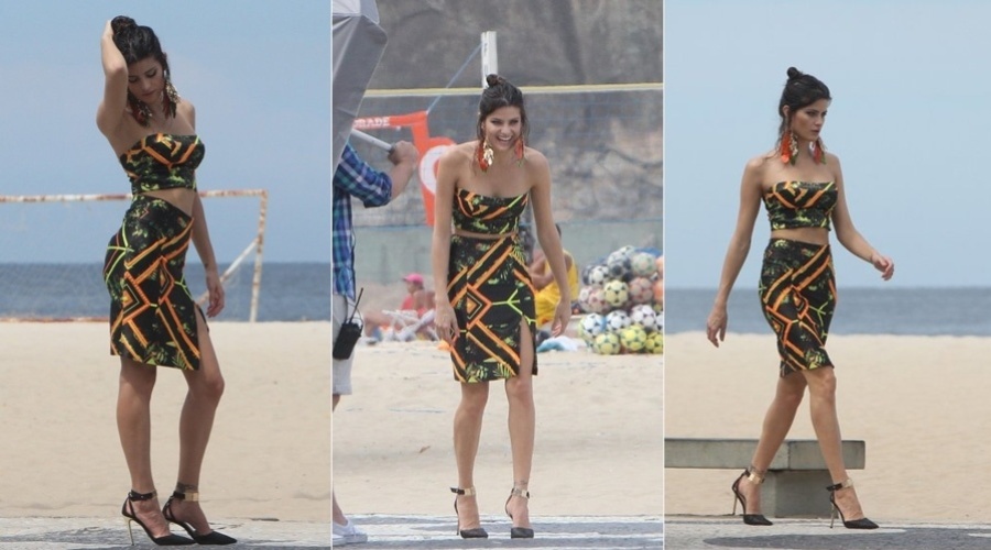 2.abr.2013 - A modelo Isabeli Fontana fez um ensaio de moda na praia do Leme, na zona sul do Rio