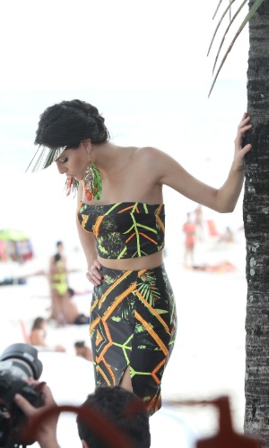 2.abr.2013 - A modelo Isabeli Fontana fez um ensaio fotográfico na praia do Leme, zona sul do Rio