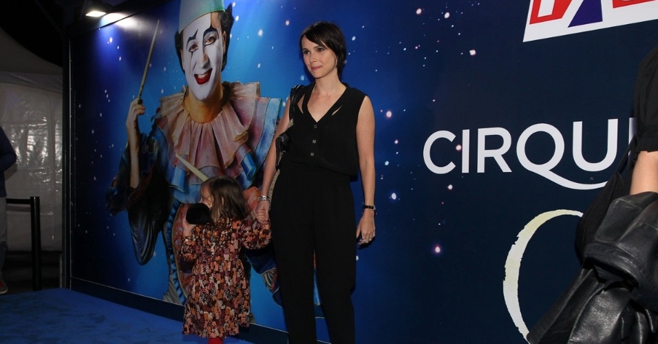 2.abr.2013 - Acompanhada da filha Nina, a atriz Débora Falabella, prestigiou o espetáculo Corteo, do Cirque du Soleil, no Parque Villa-Lobos, em São Paulo