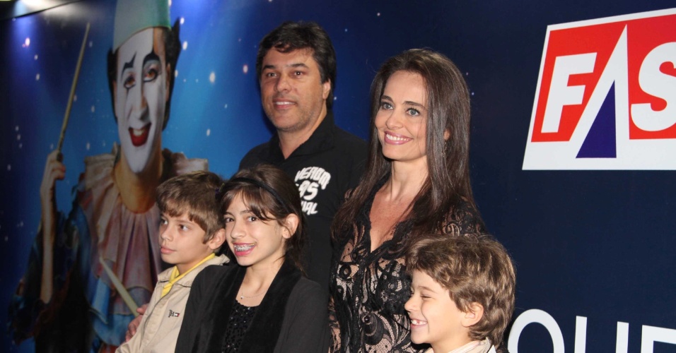 2.abr.2013 - Acompanhada dos filhos e do marido, Carlos Monnerat, a jornalista Carla Vilhena prestigiou o espetáculo Corteo, do Cirque du Soleil, no Parque Villa-Lobos, em São Paulo