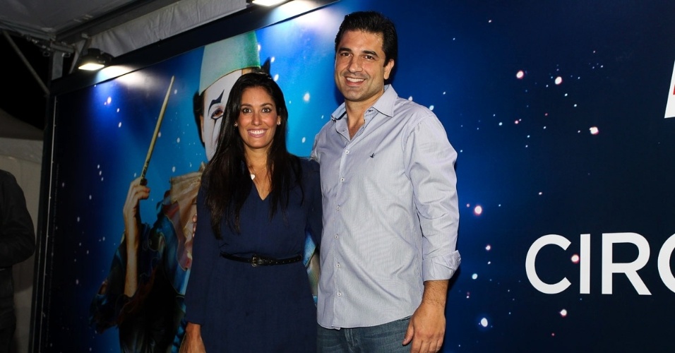 2.abr.2013 - Acompanhado da nova namorada, o chef de cozinha Edu Guedes prestigiou o espetáculo Corteo, do Cirque du Soleil, no Parque Villa-Lobos, em São Paulo