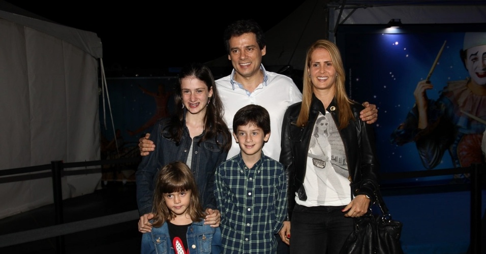 2.abr.2013 - Acompanhado dos filhos e da mulher, Suzana, o apresentador Celso Portiolli prestigiou o espetáculo Corteo, do Cirque du Soleil, no Parque Villa-Lobos, em São Paulo