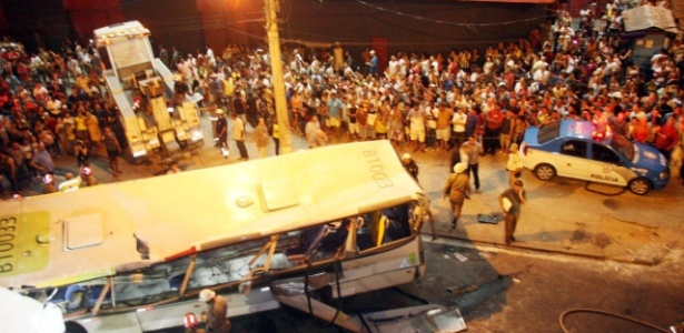 Bombeiros desviram o micro-ônibus que caiu no Rio, matando ao menos sete pessoas e ferindo outras 15 - Zulmair Rocha/UOL