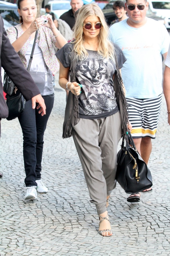2.abr.2013 - Cantora Fergie chega ao hotel Fasano em Ipanema, no Rio de Janeiro