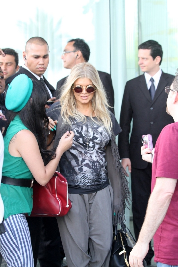 2.abr.2013 - Fergie é tietada por fãs ao chegar no hotel Fasano, em Ipanema, no Rio de Janeiro