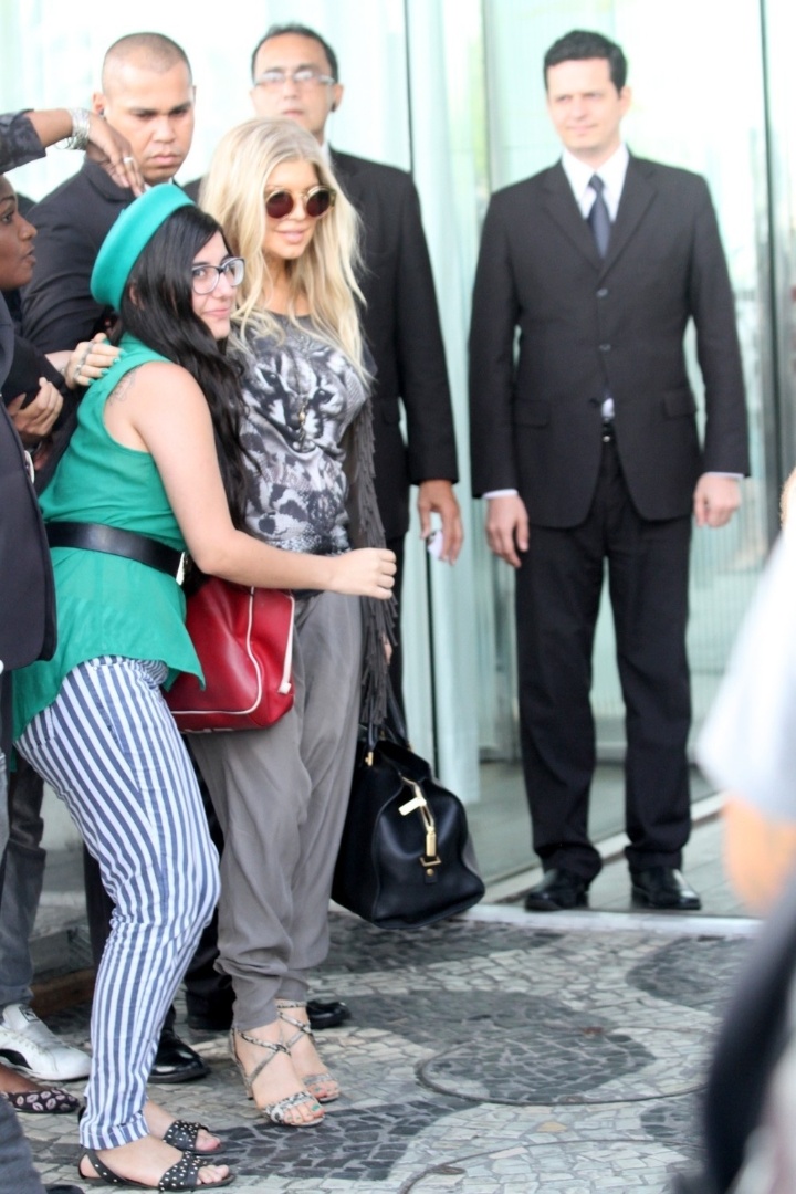 2.abr.2013 - Fergie é tietada por fãs ao chegar no hotel Fasano, em Ipanema, no Rio de Janeiro