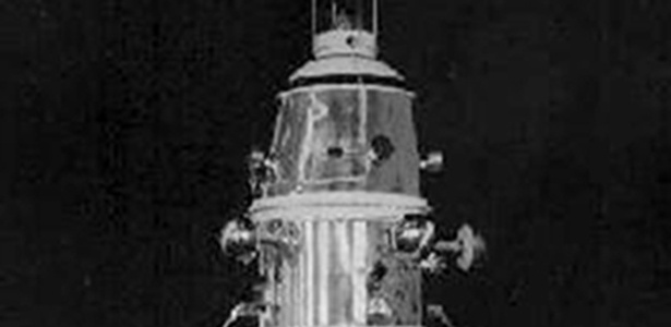Запуск первого искусственного спутника луны. Искусственные спутники Луны 1966 год. Искусственный Спутник Индия 1985. Луна 10 декабря 1990.