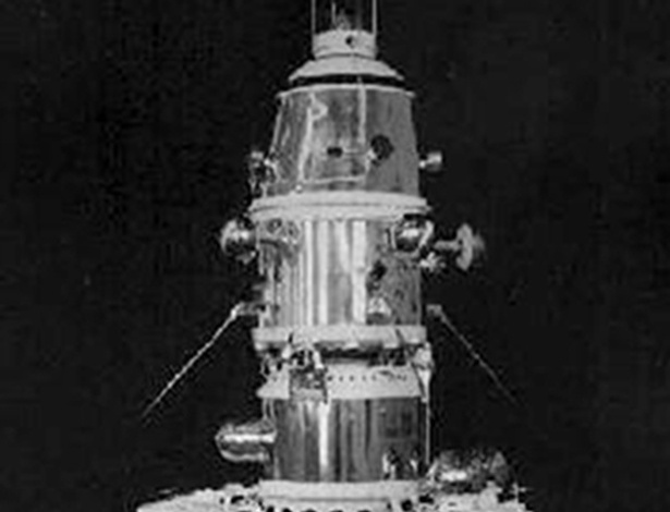 2.abr.2013 - A sonda Luna 10 (ou Lunik 10) foi o primeiro objeto feito pelo homem a dar uma volta ao redor da Lua em 1966, tornando-se, também, o primeiro equipamento a orbitar um astro além da Terra. A sonda russa de 245 quilos foi lançada em 31 de março daquele ano acoplada a um foguete, entrou na órbita da Lua três dias depois e terminou a volta no satélite como planejado, em 4 de abril, mesma data em que ocorria a 23º Internacional, o congresso anual do Partido Comunista da então União Soviética. O objetivo da Luna 10 era estudar o ambiente lunar, além de dar mais experiências em missões orbitais aos cientistas do programa espacial russo - NSSDC/Nasa
