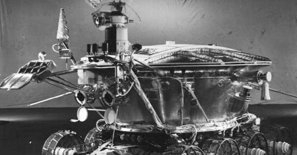 2.abr.2013 - O Lunokhod 1 pode ter um visual parecido ao de uma banheira sobre rodinhas, mas ele tem o mérito de ser o primeiro jipe-robô a percorrer a Lua com sucesso, em 17 de novembro de 1970. Controlado remotamente por cientistas na União Soviética, ele funcionava a base de energia solar de dia e estacionava à noite para descansar. Em dez meses de experiência, o Lunokhod 1 bateu a impressionante marca de 10 quilômetros - o Opportunity levou seis anos para andar cerca de 12 quilômetros em Marte, e o Curiosity percorreu um pouco mais de 500 metros em seis meses no planeta vermelho. Mesmo não tendo ficado tão famoso entre o grande público - a chegada do homem à Lua, um ano antes, ofuscou o programa espacial russo -, ele tem um grande valor histórico e científico após obter importantes dados e imagens do solo e da topografia lunar - NSSDC/Nasa