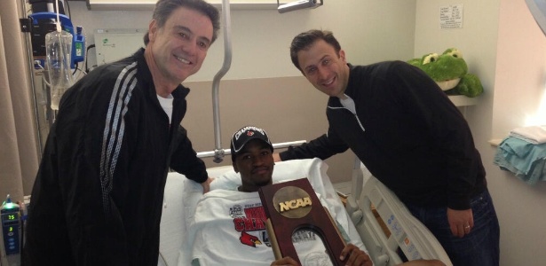 Kevin Ware foi visitado no hospital pelo técnico Rick Pitino e pelos jogadores de Louisville - Reprodução/Twitter/KKcards