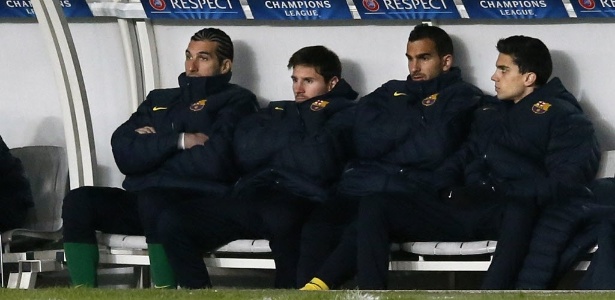Messi acompanha 2º tempo da partida contra o PSG no banco de reservas após lesão - AFP PHOTO / KENZO TRIBOUILLARD