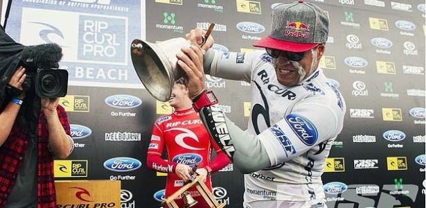 Mineirinho se empolgou na comemoração do título da etapa de Bells Beach e quebrou o sino do troféu  - ASP/Kirstin